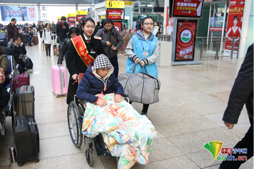 2017年北京铁路局春运志愿服务暖冬行动正式拉开序幕，全体志愿者开启了“春运模式”。北京铁路局团委供图 